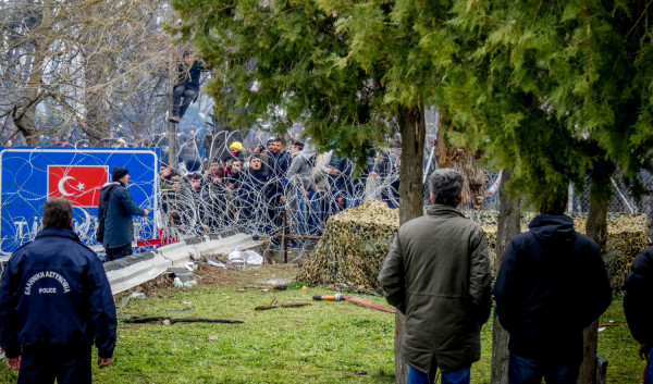 Εβρος, αποκαλυπτικό βίντεο: Μετανάστες επιχειρούν με σχοινιά να ρίξουν τον φράχτη