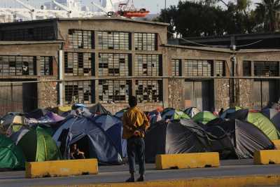 Κάτω από 1.500 πρόσφυγες παραμένουν στο λιμάνι του Πειραιά