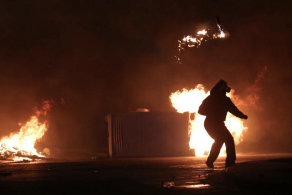 Εξάρχεια: Ακόμα μία νύχτα με μολότοφ κατά των ΜΑΤ - Καμία σύλληψη