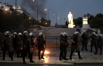 Επεισόδια αυτή την ώρα στο Σύνταγμα