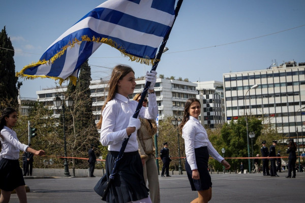 Υπουργείο Παιδείας προς σχολεία: Τέρμα η κλήρωση – Έτσι θα επιλέγονται οι σημαιοφόροι στις παρελάσεις