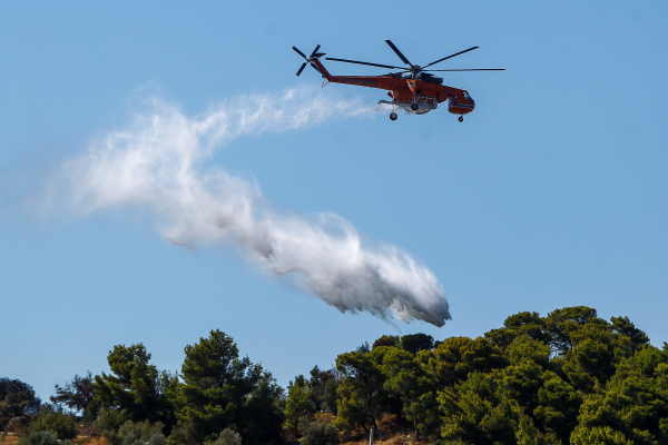 Μαίνεται η φωτιά στην Ηλεία - Ξεκίνησαν να επιχειρούν τα εναέρια μέσα