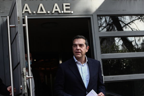 Παρακολουθήσεις: Παρέμβαση Τσίπρα στη Βουλή, με δύο μεγάλα ερωτηματικά για ονόματα και πρόταση «μομφής»