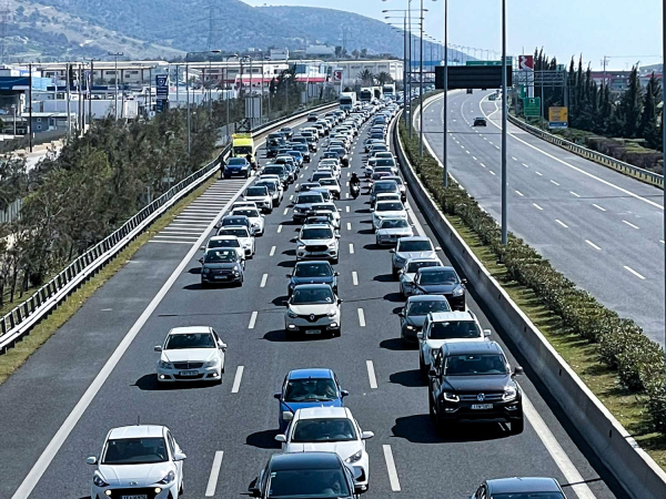 Φωτιά σε αυτοκίνητο στην Αττική Οδό, πού υπάρχει μποτιλιάρισμα