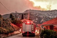 Φωτιά στο Ξυλόκαστρο: Δύο τραυματίες πυροσβέστες, μαίνεται η μάχη με τις φλόγες