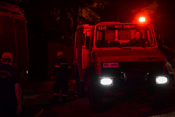 Φωτιά στον Μαραθώνα, καίει χαμηλή βλάστηση