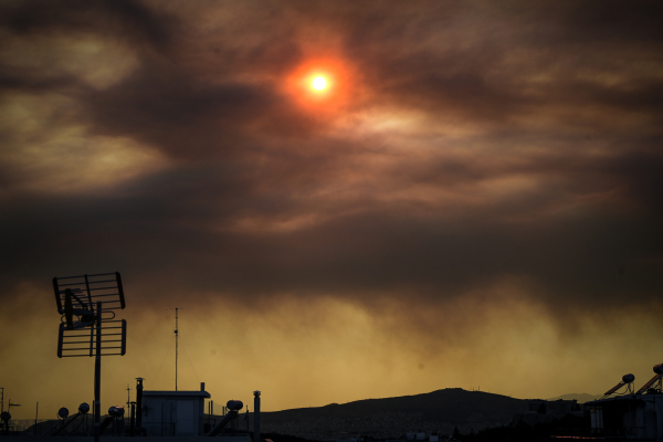Ο καπνός από τη φωτιά στην Εύβοια κάλυψε τον ουρανό της Αθήνας (εικόνες)