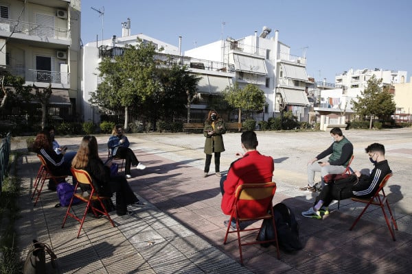 Μαθήματα στο προαύλιο προανήγγειλε η Κεραμέως