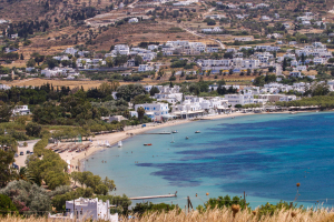«Αποχαιρέτα την Πάρο που χάνεται»: Ιδιωτικοποιήσεις και ξενοδοχεία-«τέρατα» προκαλούν οργή στους κατοίκους του νησιού