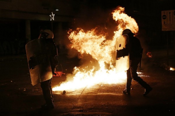 &quot;Πάρτι&quot; αντιεξουσιαστών σε ολόκληρη την χώρα- Σπάνε και καίνε ό,τι βρίσκουν μπροστά τους