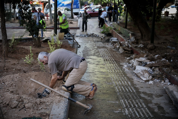 Εξάρχεια: Συνεργεία του Δήμου καθάρισαν εκ νέου την πλατεία (pic&amp;vid)