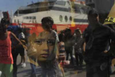 Σχέδιο της κυβέρνησης για προσωρινή παραμονή των προσφύγων μέσα στα πλοία