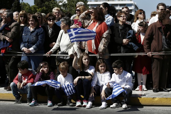 Προσφυγόπουλο από το Αφγανιστάν, σημαιοφόρος στην παρέλαση της 28ης Οκτωβρίου