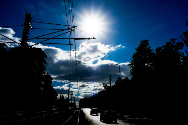 Το Meteo «προειδοποιεί» για ραγδαία αλλαγή του καιρού μετά τον... μίνι «καύσωνα»