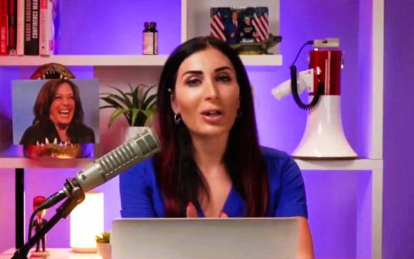 Laura Loomer: Ποια είναι η ακροδεξιά συνωμοσιολόγος που δεν αποχωρίζεται ο Τραμπ