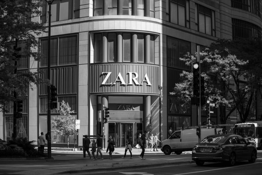 Zara και H&M «ψάχνουν» ρούχα στους κάδους