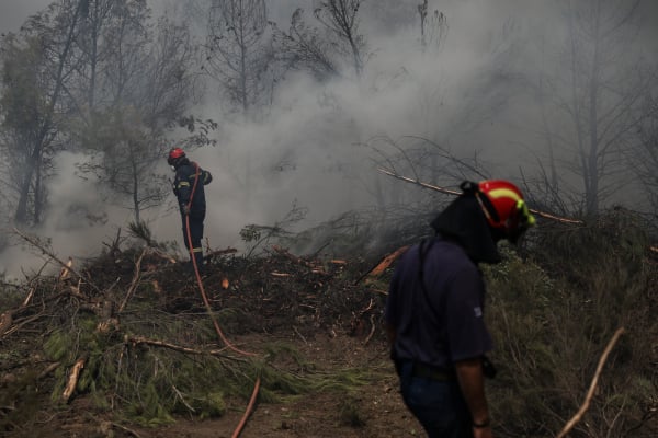 Συγκινητικές στιγμές μεταξύ Έλληνα και Ρουμάνου πυροσβέστη: «Εχεις παιδί και ήρθες να βοηθήσεις;»