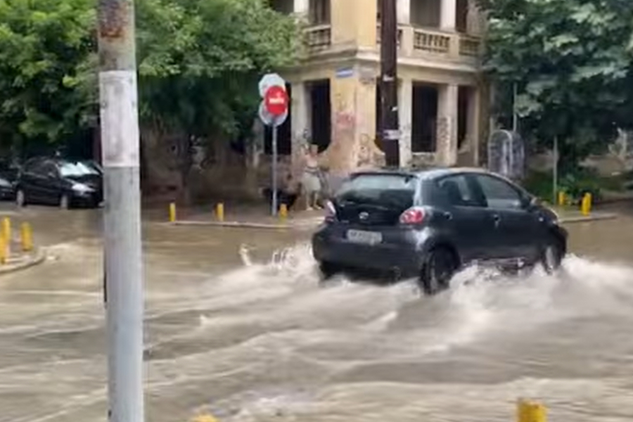 Πλημμύρισε η Θεσσαλονίκη από ισχυρή νεροποντή, προβλήματα στους δρόμους