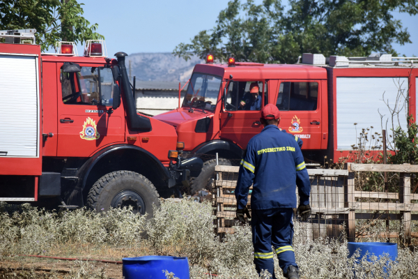 Φωτιά και στο Μαρκόπουλο, μια ανάσα από το αμαξοστάσιο του δήμου