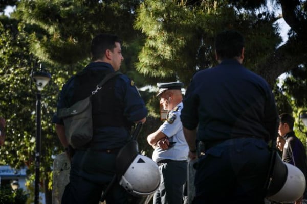 Έκτακτα μέτρα στην Αγία Παρασκευή: Τα ΜΑΤ φυλάνε σκοπιά στην πλατεία Αγίου Ιωάννου (pics)