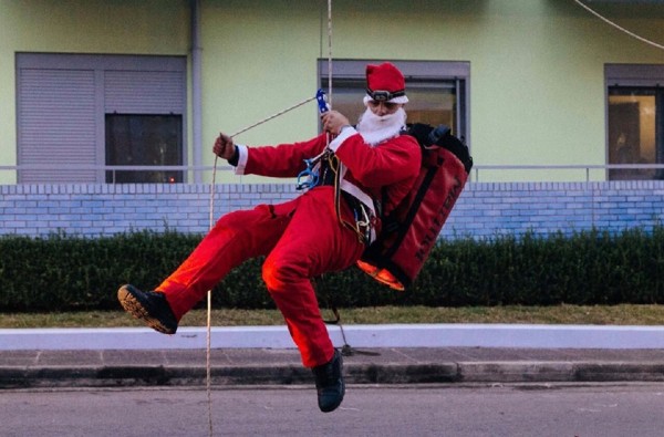 Ανδρες της ΕΜΑΚ αγιοβασίληδες στην ταράτσα του ογκολογικού παίδων (pics+vid)