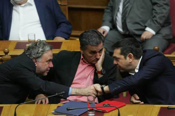 Μετά την κατακραυγή, εντολή Τσίπρα για να ενταχθούν οι βουλευτές στο ΕΦΚΑ