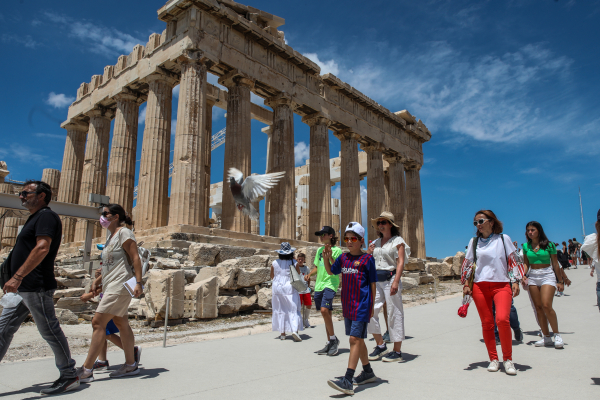 Σοκ στην Ακρόπολη: Νεκρή η τουρίστρια που έπεσε από τον Άρειο Πάγο