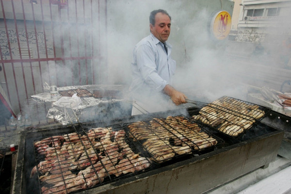 Η Τσικνοπέμπτη και τα μπάρμπεκιου επιτείνουν την ατμοσφαιρική ρύπανση