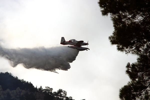 Ανεξέλεγκτη η φωτιά στο Ξυλόκαστρο εν μέσω θυελλωδών ανέμων- Έκτακτη σύσκεψη στην Πολιτική Προστασία