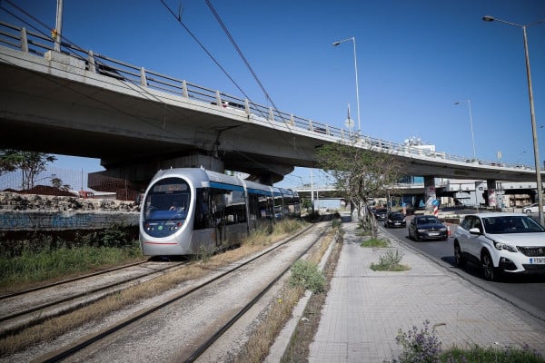 Νεαροί σκαρφαλώνουν σε εν κινήσει τραμ - Η επικίνδυνη μόδα που φοβίζει εργαζομένους και πολίτες (pics)