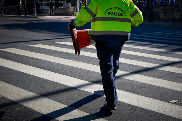 Κλειστοί δρόμοι κι αναστάτωση μετά από ανατροπή βυτιοφόρου στη Δραπετσώνα