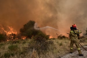 Καίει για τρίτη μέρα ανεξέλεγκτη η φωτιά στην Κορινθία - Μάχη με τις φλόγες, αυξάνονται τα εναέρια