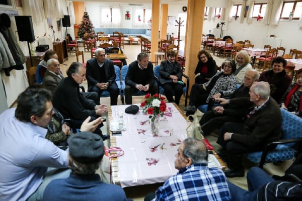 Δίπλα στους ηλικιωμένους ο Παύλος Γερουλάνος