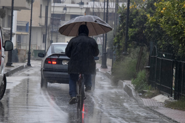 Καιρός: Μένουμε σπίτι - Ερχονται βροχές και καταιγίδες, πότε αναμένεται βελτίωση