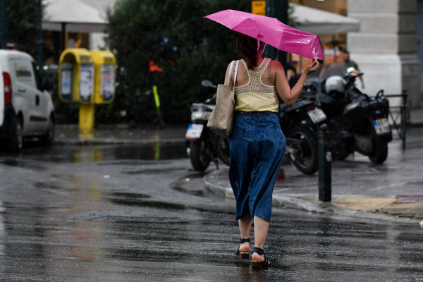 Καιρός «Αντίνοος»: Οι βροχές και οι καταιγίδες καλά κρατούν - Πού θα κυμανθεί ο υδράργυρος