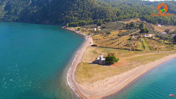 Ένας επιβλητικός φάρος στην είσοδο του Μαλιακού Κόλπου (βίντεο)