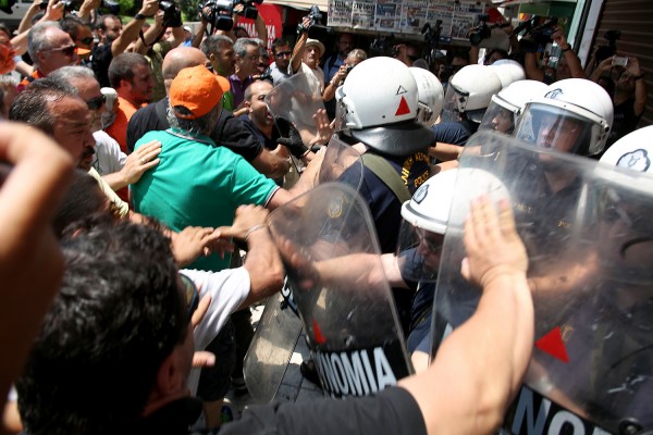 Μικρή ένταση έξω από το Μαξίμου με τους συμβασιούχους