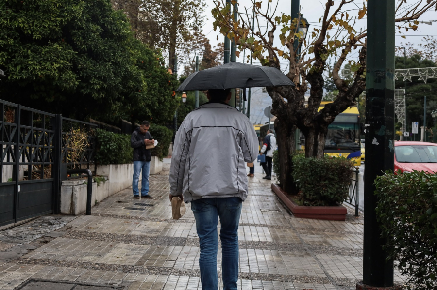 Κυριακή με βροχές και καταιγίδες, πού θα «κατρακυλήσει» το θερμόμετρο στους -8 βαθμούς