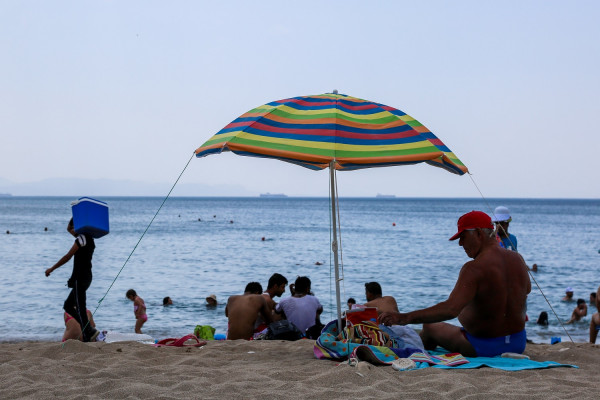 Εκκένωση παραλίας στο Πόρτο Ράφτη λόγω επικίνδυνου βράχου