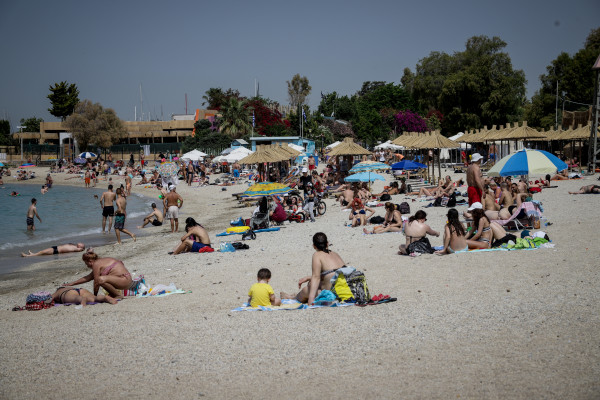 Αστυνομικοί με… βερμούδες και ποδήλατα θα περιπολούν τις παραλίες