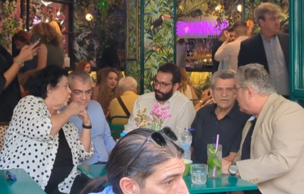 Χαλάρωση πριν την κάλπη: Με δημοσιογράφους και υποψήφιους ευρωβουλευτές ο Κουτσούμπας σε γνωστό καφέ στην Αθήνα