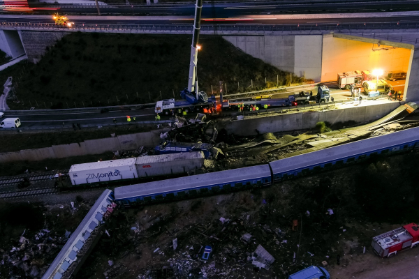 Τέμπη: Τα πρώτα λόγια του σταθμάρχη μετά τη σύλληψη, «κουβαλάω 35 φέρετρα στην πλάτη μου...»