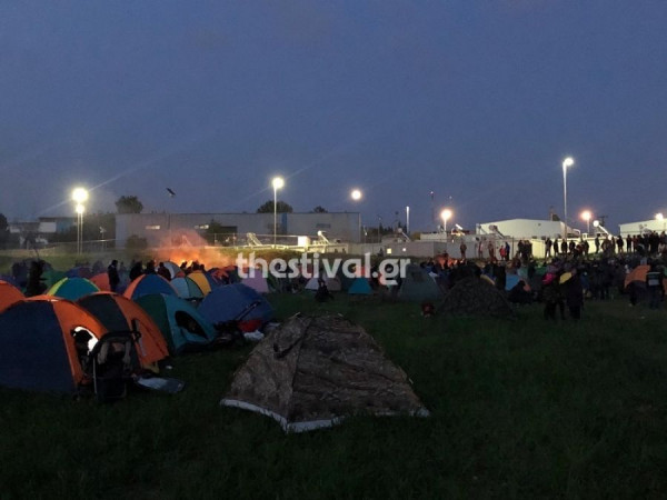 Περίπου 300 μετανάστες παραμένουν έξω από τη δομή φιλοξενίας στα Διαβατά