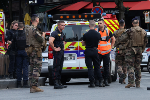 Αυτοκίνητο παρέσυρε θαμώνες σε καφέ του Παρισιού - Ένας νεκρός, αναζητείται ο οδηγός