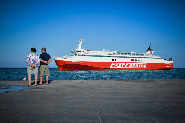 Μηχανική βλάβη στο Fast Ferries Andros, επιστρέφει στη Ραφήνα