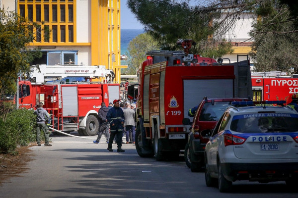 Έκαψαν τρία αυτοκίνητα σε Άλιμο και Ασπρόπυργο