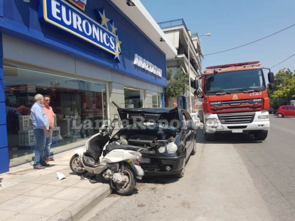 Απίστευτο τροχαίο στην Λαμία: Μάνα τράκαρε την κόρη της και παρέσυρε τρία μηχανάκια