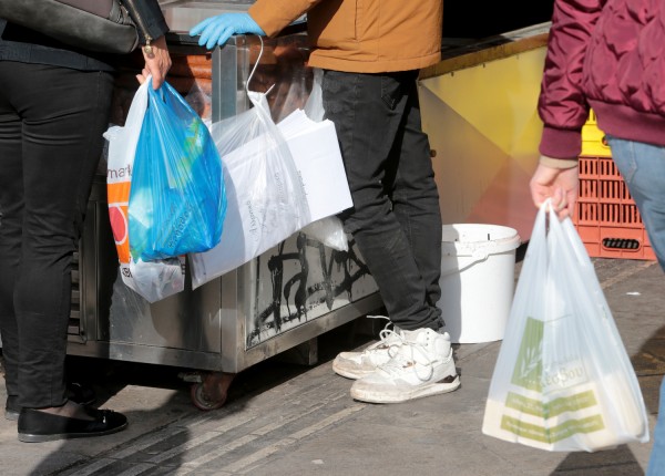 Πόσα εκατομμύρια ευρώ αποδόθηκαν στο ελληνικό δημόσιο από το τέλος της πλαστικής σακούλας