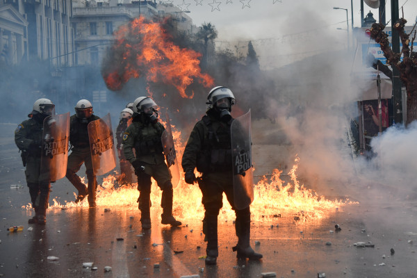 Απίστευτη ανακοίνωση από την ΕΛΑΣ για τη χρήση χημικών στο Σύνταγμα: Ενεργήσαμε ψύχραιμα σύμφωνα με τις υπηρεσιακές εντολές