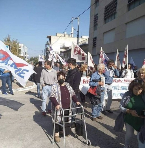 Συγκίνησε η Αλέκα Παπαρήγα: Στις απεργιακές κινητοποιήσεις με βοήθημα βάδισης